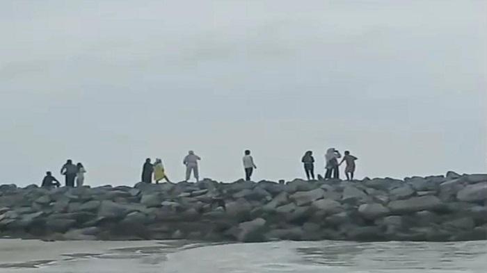 Niat Hati Ingin Selamatkan Anaknya Tenggelam di Pantai Matras, Seorang Ayah Kehilangan Nyawanya - Bangkapos.com