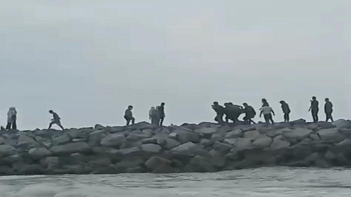 Breaking News: Pengunjung Pantai Matras Bangka Dikabarkan Tenggelam, Evakuasi Sempat Bikin Panik - Bangkapos.com
