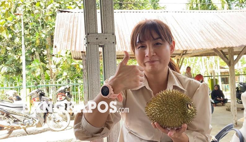 Takjub dengan Acara Nganggung Durian Desa Pelangas, Wisatawan dan Influencer Kagumi Durian Babel - Bangkapos.com