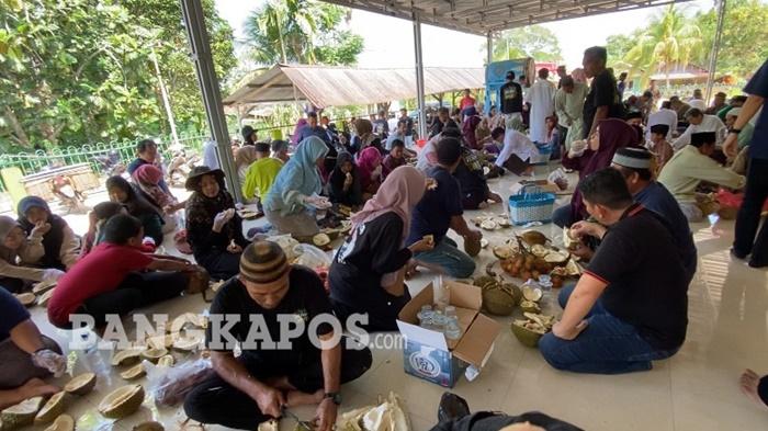 Semarak Nganggung Durian Pelangas, Pererat Kekeluargaan dan Wujud Rasa Syukur - Bangkapos.com