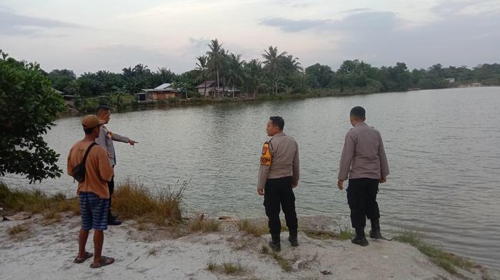 Detik-detik Dua Sahabat Panik Lihat Temannya Bocah 3 Tahun Tenggelam di Kolong Bekas Tambang - Bangkapos.com