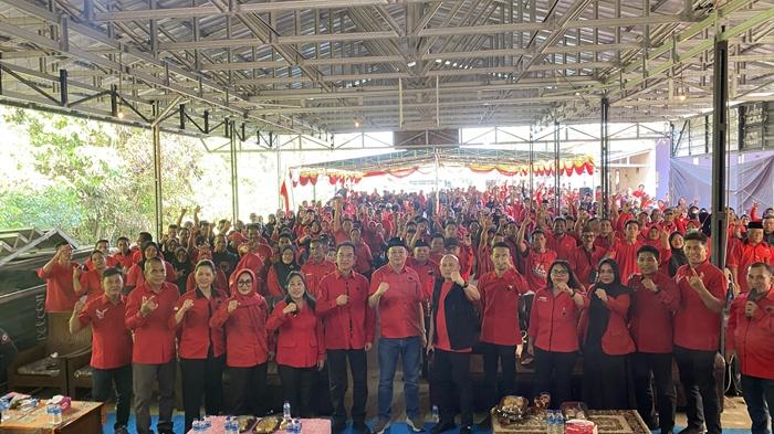 Pengurus Ranting PDIP se-Bangka Barat Dilantik, Kader Diminta Ikut Bekerja Sama Memajukan Daerah - Bangkapos.com