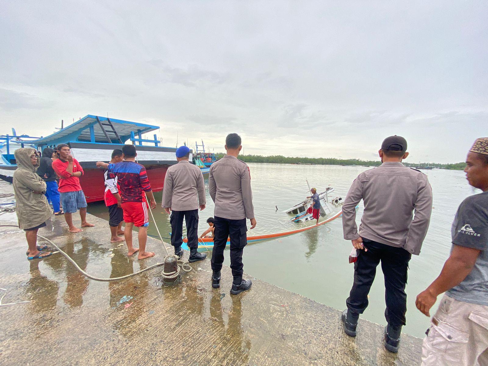 Dihantam Badai, Dua Perahu Nelayan Tenggelam, Oyet Selamat, Tedy Masih Hilang