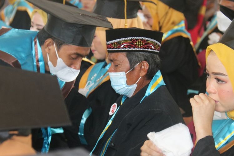 Isak Tangis Warnai Wisuda saat Tukang Becak Gantikan Wisuda Almarhum Anaknya, Ibu Tak Sanggup Hadir