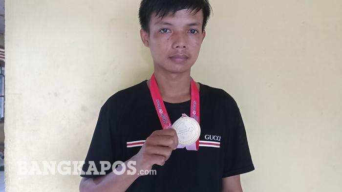 Alfian-memegang-medali-emas-Ajang-Pekan-Special-Olympic-Nasional-2022-di-Semarang.jpg