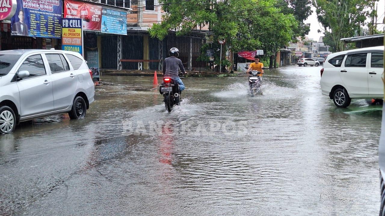 Hujan Guyur Pangkalpinang, Warga Anggap Biasa Jalan Tergenang Air