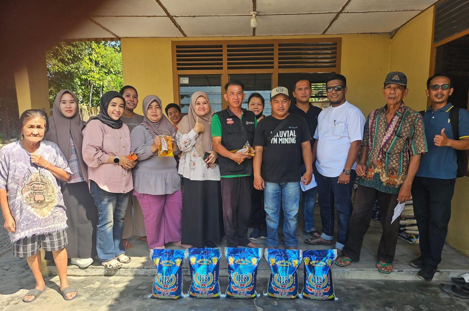 PJP PT Timah Salurkan 800 Paket Bantuan Sosial untuk Masyarakat Desa Merawang - Bangkapos.com