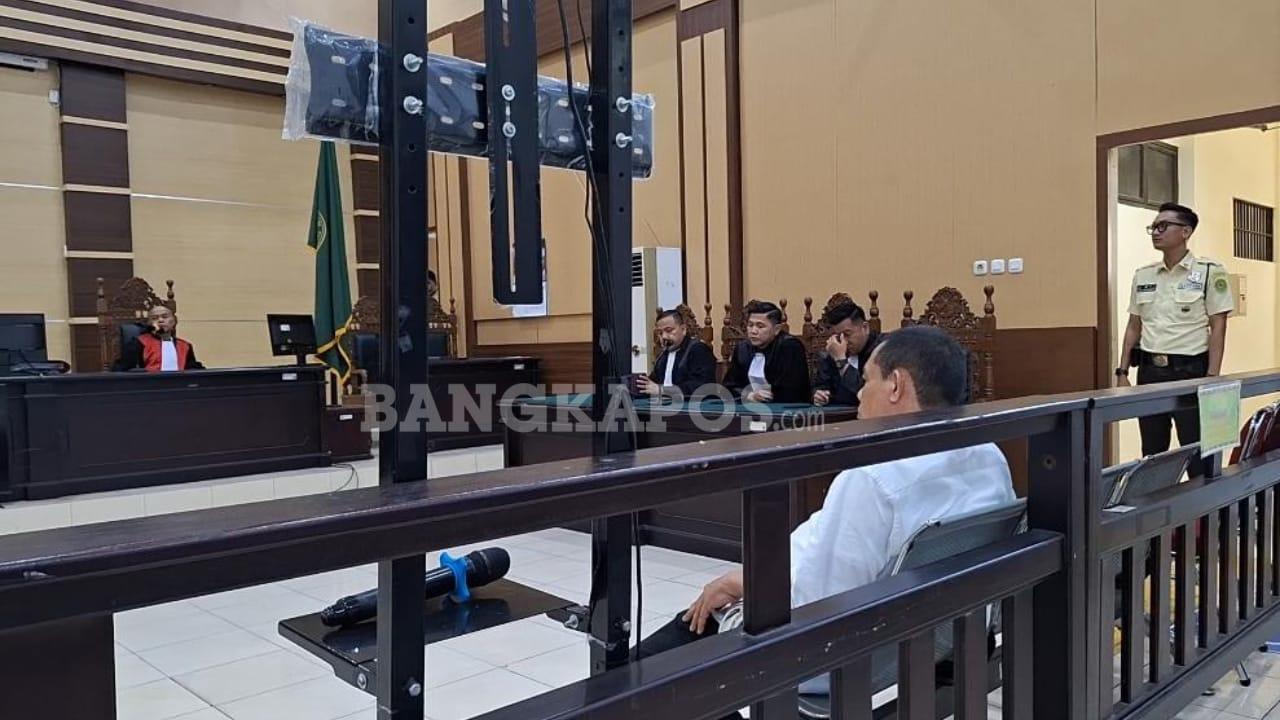 Dedy-Yulianto-mendengarkan-sidang-korupsi.jpg