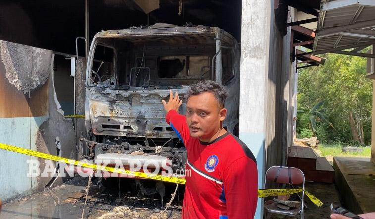 Gani Kewalahan Sendirian Padamkan Api Membakar Mobil Damkar, APAR Habis Bolak Balik Angkut Air di WC - Bangkapos.com