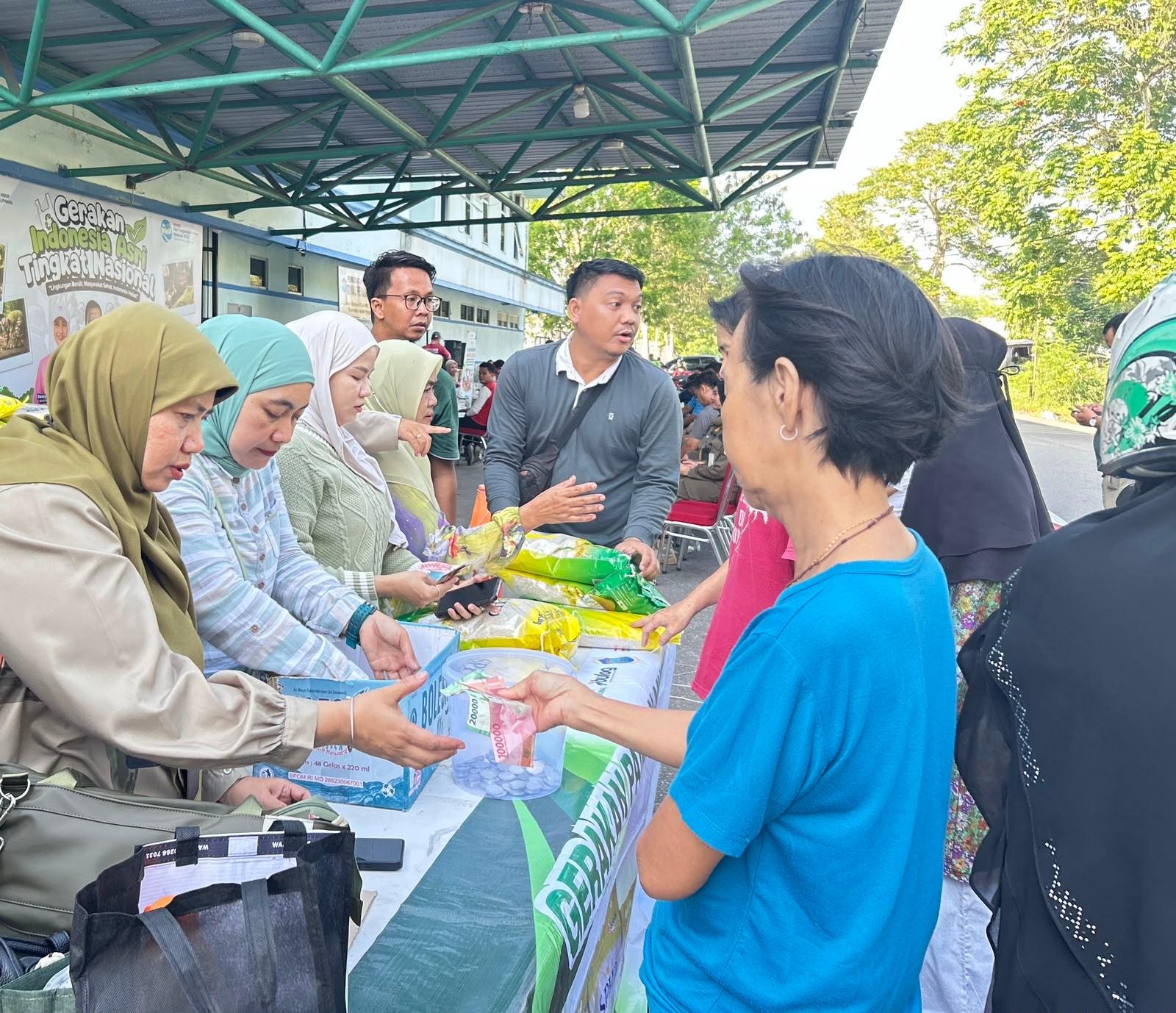 Dua Ton Beras SPHP Ludes Dibeli di Gerakan Pangan Murah dari Dinas Pangan Pangkalpinang - Bangkapos.com