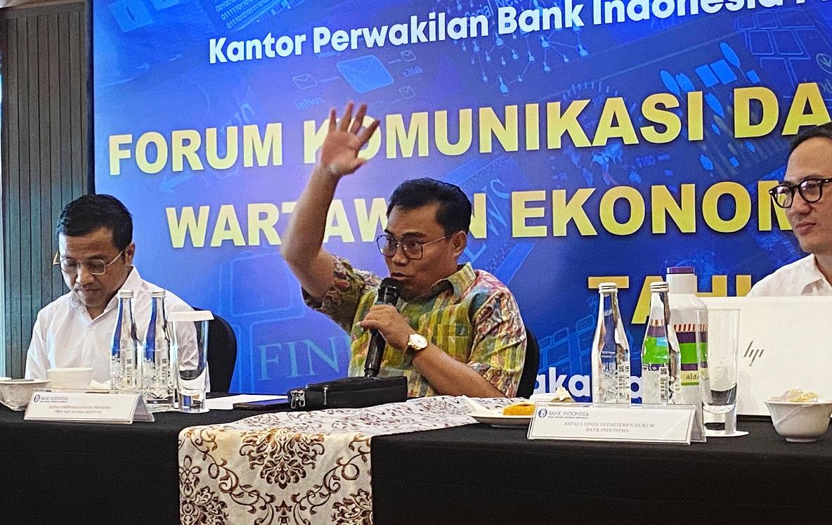 Kepala-Perwakilan-Bank-Indonesia-Rommy-Sariu-Tamawiwy-angkat-tangan.jpg