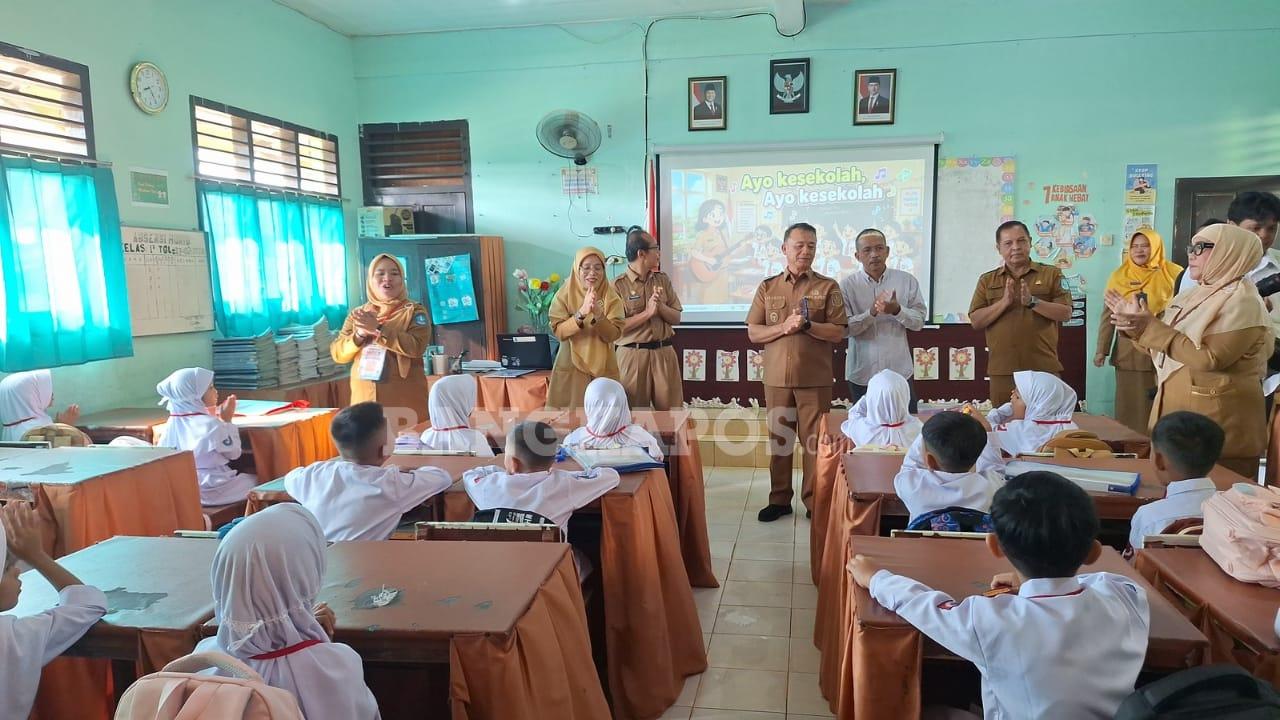 Hari Pertama Sekolah, Wakil Bupati Bangka Sambut Siswa Baru saat MPLS - Bangkapos.com