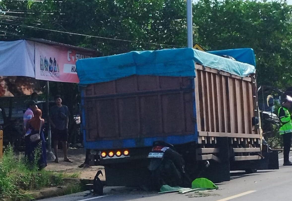 Motor-Tabrak-truk-pupuk-parkir-di-pinggir-jalan.jpg