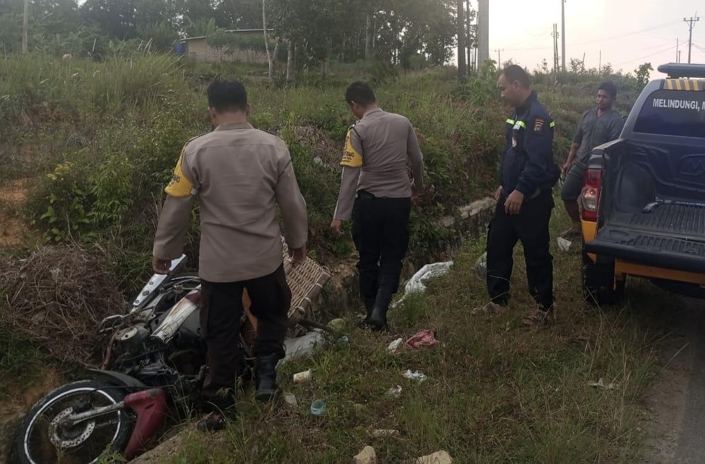 Motor Masuk ke Selokan, Pasutri Alami Kecelakaan di Simpang Teritip Bangka Barat - Bangkapos.com