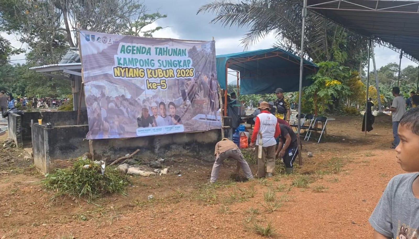 Nyiang-kubur-di-Desa-Sungkap.jpg