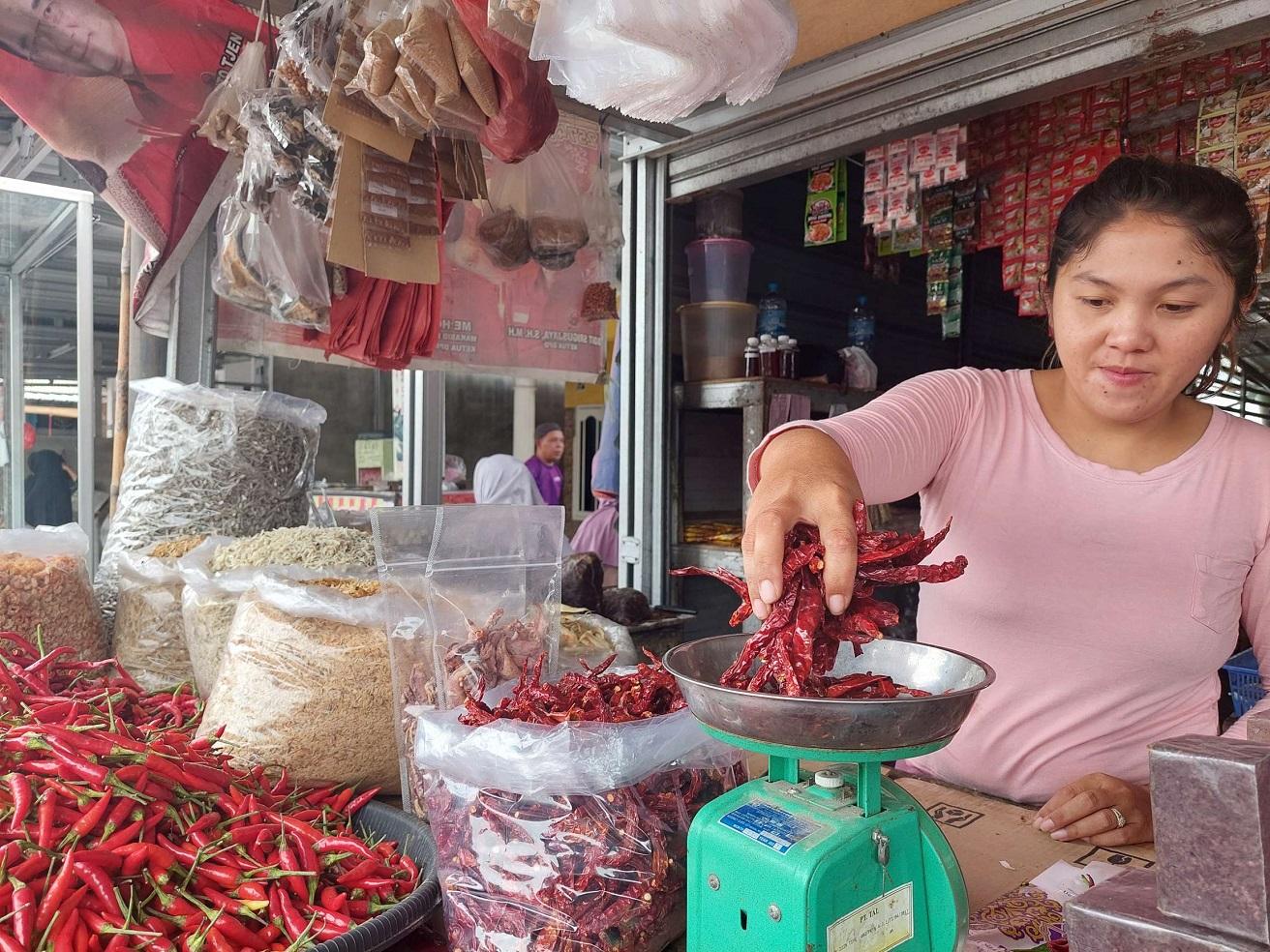 Pedagang-menimbang-cabai-kering.jpg
