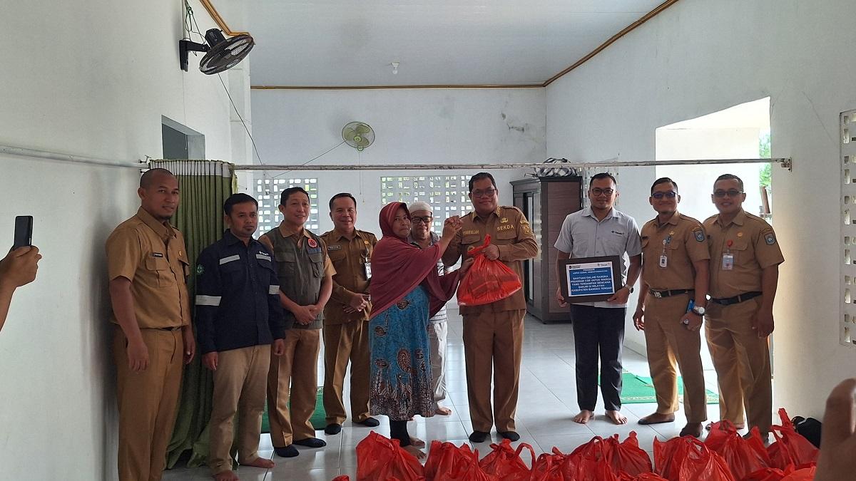 Penyerahan-sembako-banjir-bangka-tengah.jpg
