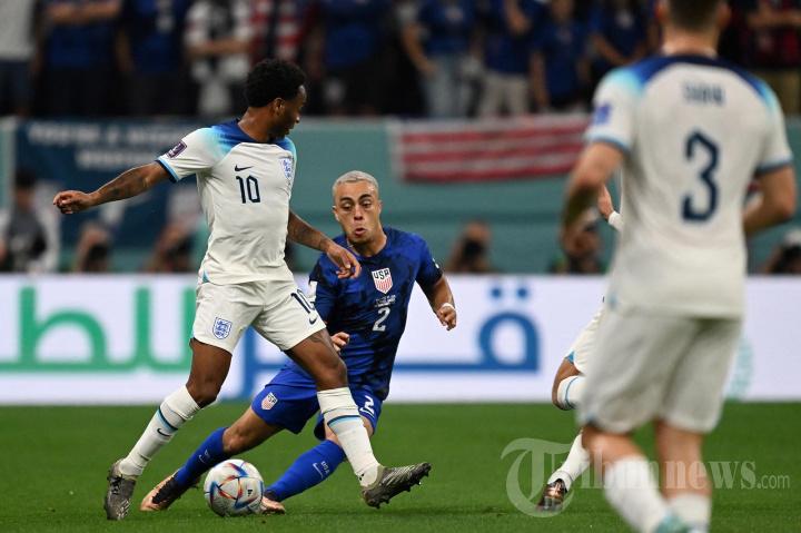 Raheem-Sterling-duel-dengan-bek-Amerika-Serikat.jpg