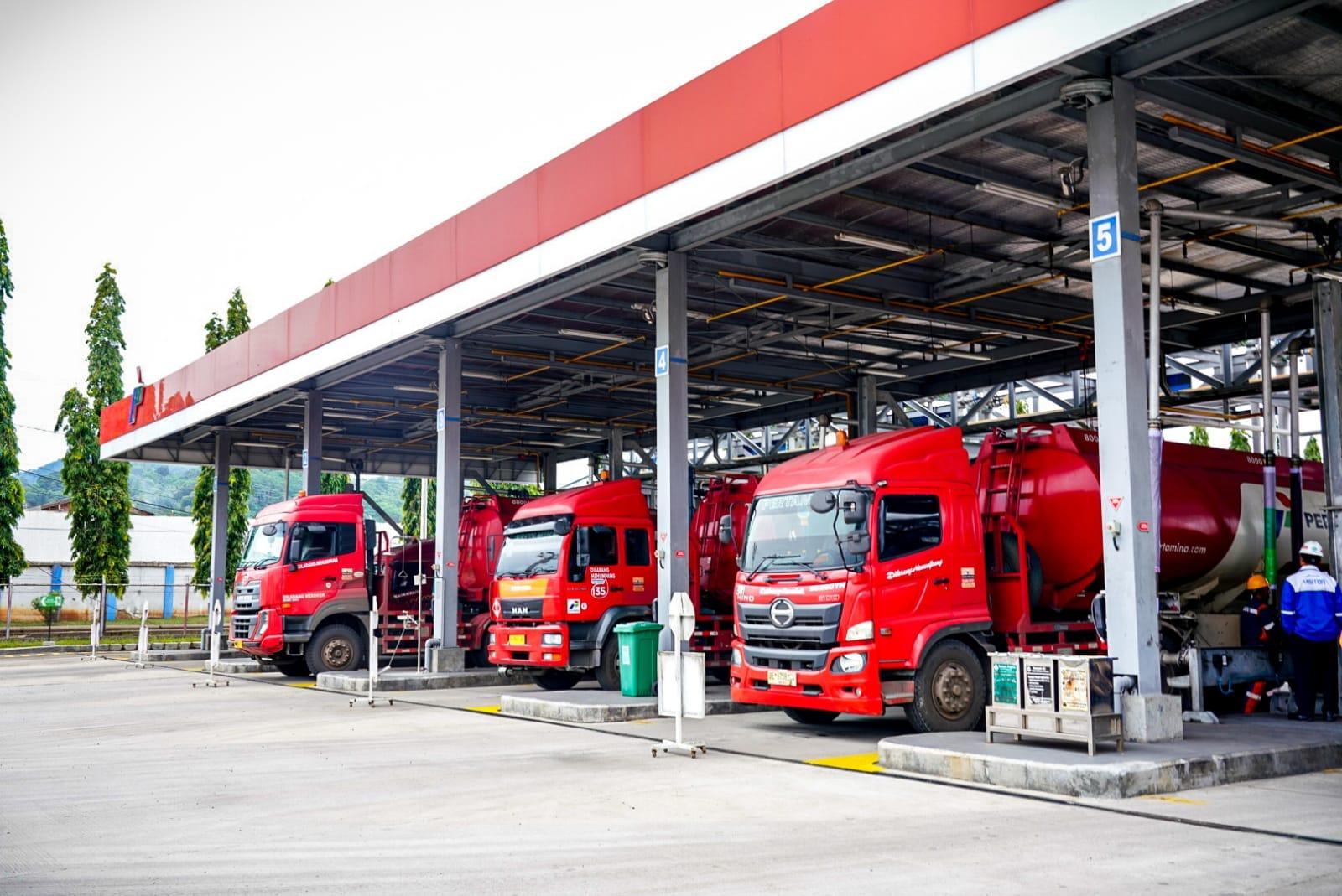 Truk-tanki-pertamina-siap-bawa-BBM.jpg