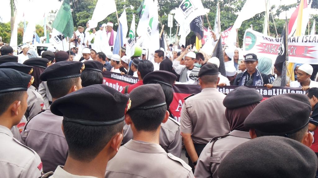 aksi-demo-damai-yang-dilakukan-ormas-islam_20161028_160207.jpg