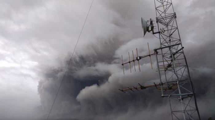 BREAKING NEWS- Gunung Semeru Meletus, Bupati : Keluarkan Awan Panas, dengan Jarak 4,5 Km