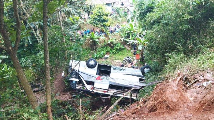 bus-jatuh-ke-jurang1.jpg