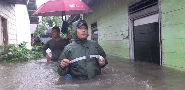mengecek-lokasi-banjir-kampung-amau-keluraha.jpg