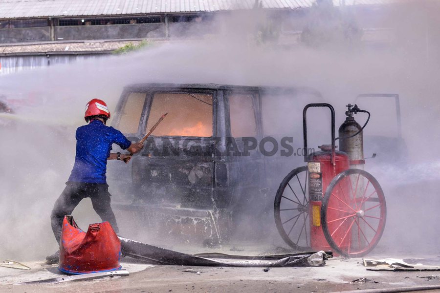 mobil-yang-terbakar-di-spbu-ahmad-yani-pangkalpinang_20180807_154147.jpg