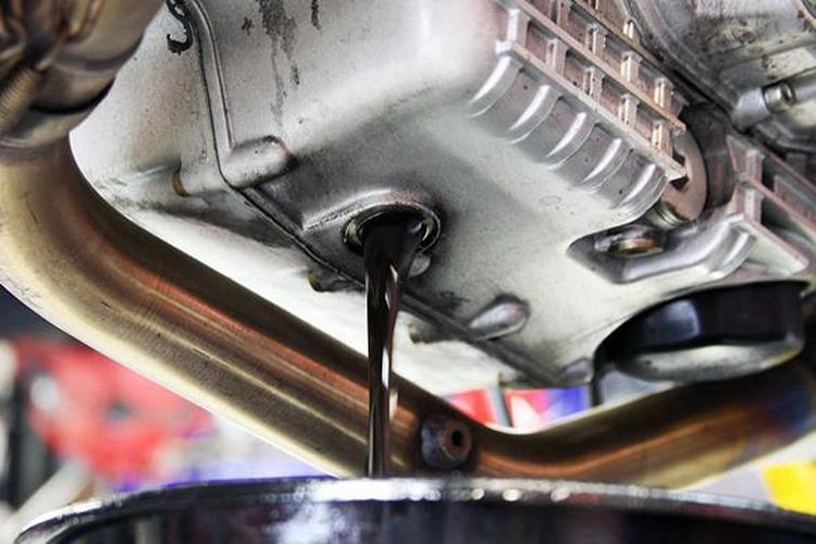 oli-mesin-motor-222020.jpg