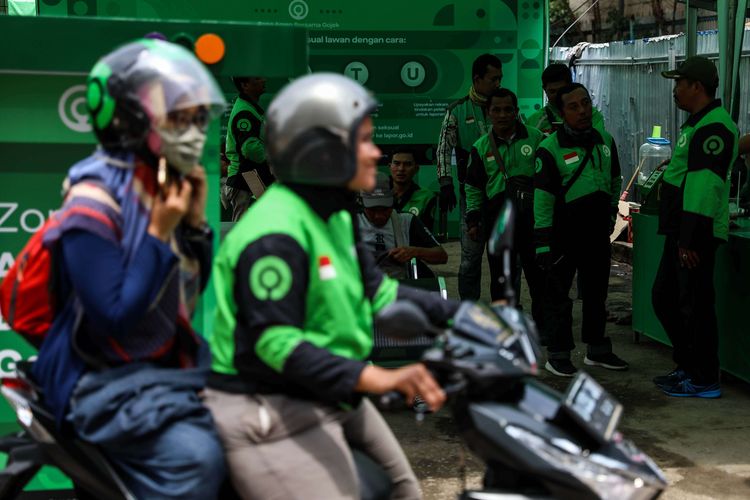 pengemudi-ojek-online-menunggu-penumpang.jpg