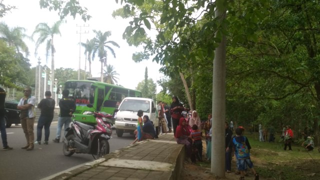sejumlah-warga-mulai-berkumpul-di-kawasan-perkantoran-bupati-bangka-untuk-mengelar-aksi-demontrasi.jpg