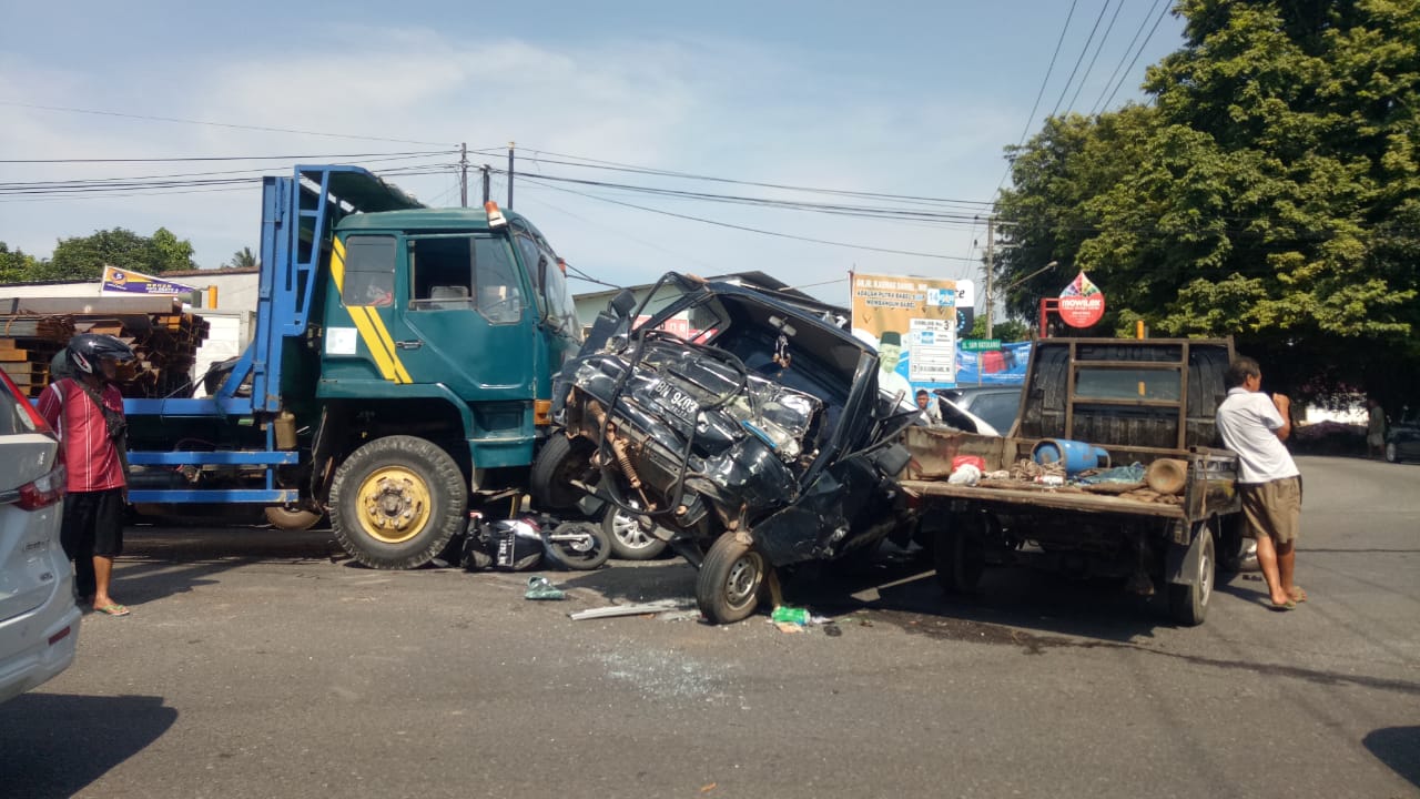 tabrakan-beruntun-selasa-532019-di-simpang-empat-lampu-pelabuhan-sungailiat.jpg