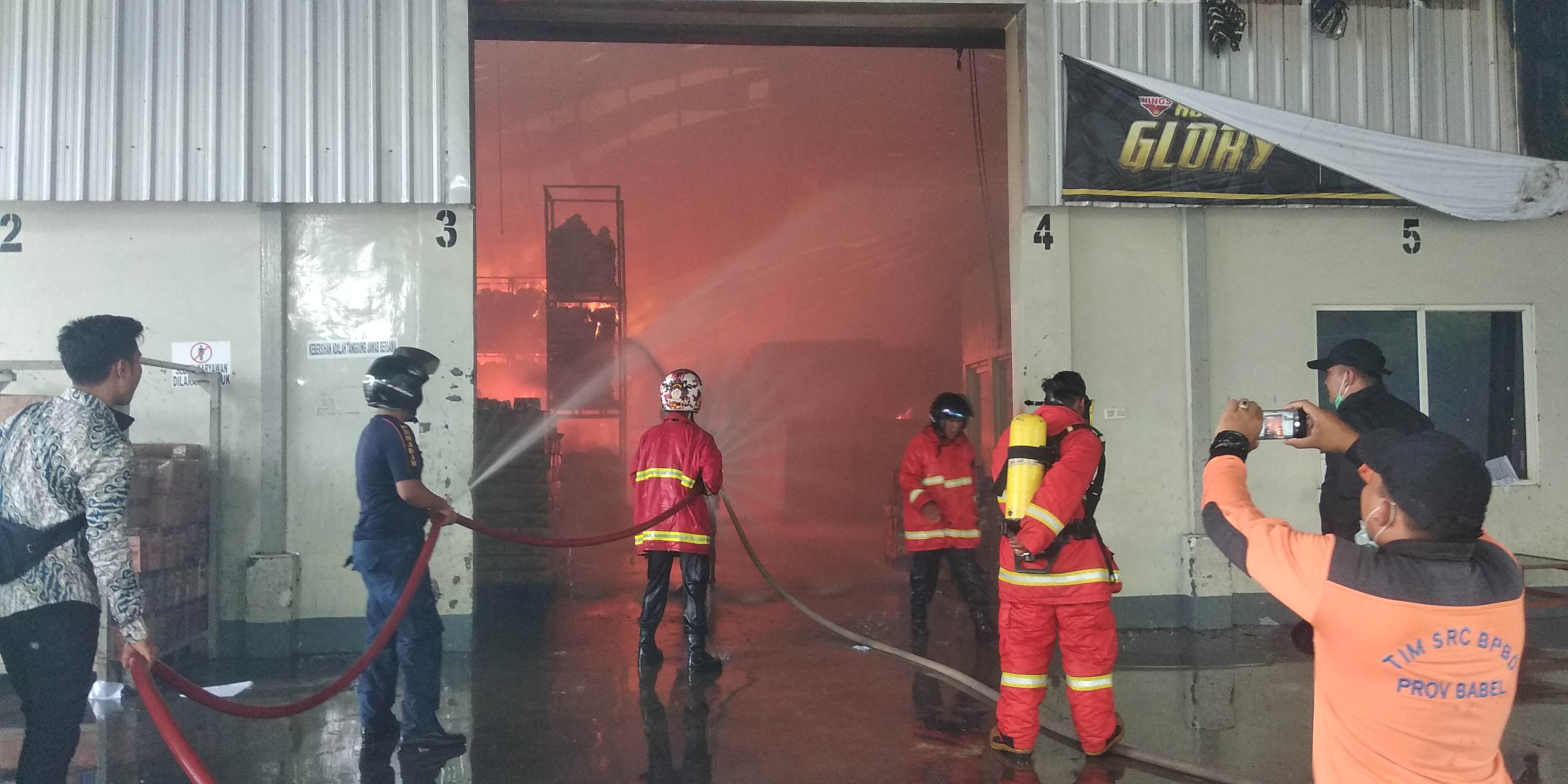 tim-pemadam-kebakaran-lakukan.jpg