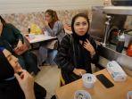 20220413_Kehidupan-malam-hari-TKW-Indonesia-saat-menikmati-bakso-di-Arab-Saudi.jpg