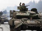 20220419-pasukan-ukraina-mengendarai-tank.jpg