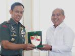 20220420_danrem-045-gaya-tukar-cendera-mata-wali-kota-maulan-aklil-02.jpg