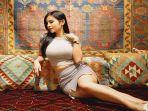 20220702-Pose-Maria-Vania-di-atas-karpet-merah.jpg