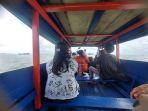 20220729-Penumpang-Menaiki-Perahu-Pompong-Menuju-Tanjung-Ru-Bangka-Barat.jpg
