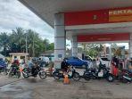 20220803-Pengendara-Antre-Membeli-Pertalite-di-SPBU-Jalan-Selan-Pangkalpinang.jpg