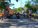 20220821-Petugas-Kebersihan-Mengangkut-Sampah.jpg