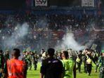 20221002-Aremania-ricuh-di-Stadion-Kanjuruhan-oker.jpg