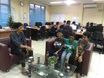 20221118-Manager-Liputan-Alza-Munzi-serahkan-kupon-kepada-Hasim-Aditya-dan-Goza.jpg