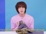 2022112-Jin-BTS-menunjukkan-celana-bolong-yang-menjadi-favoritnya.jpg