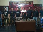 20221207-Tim-Kelambit-Buser-Polres-Bangka-Tunjukkan-Tersangka-Pencurian-yang-Merupakan-Residivis.jpg