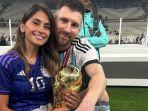 20221219-Lionel-Messi-rayakan-kemenangan-Piala-Dunia-2022-bersama-istrinya.jpg