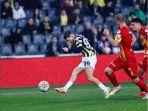 20230410_Pemain-Fenerbahce-saat-menendang-bola.jpg