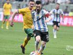 20230616-messi-melewati-pemain-australia.jpg