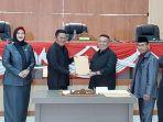 20230707-Bupati-Bangka-Selatan-Riza-Herdavid-saat-menyerahkan-Raperda.jpg
