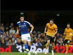 20231101_Aksi-pemain-Ipswich-Town-Elkan-Baggot-saat-menendang-bola-dikawal-pemain-Wolves.jpg