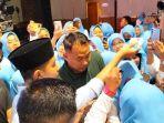 20231207_Gibran-Rakabuming-Raka-bagikan-gantungan-kunci-ke-emak-emak-dan-selfie.jpg